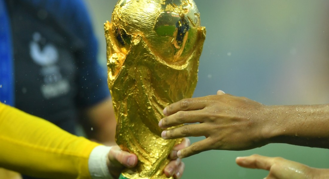 每两年举办一次世界杯似乎不太可能，但以下是可能的妥协