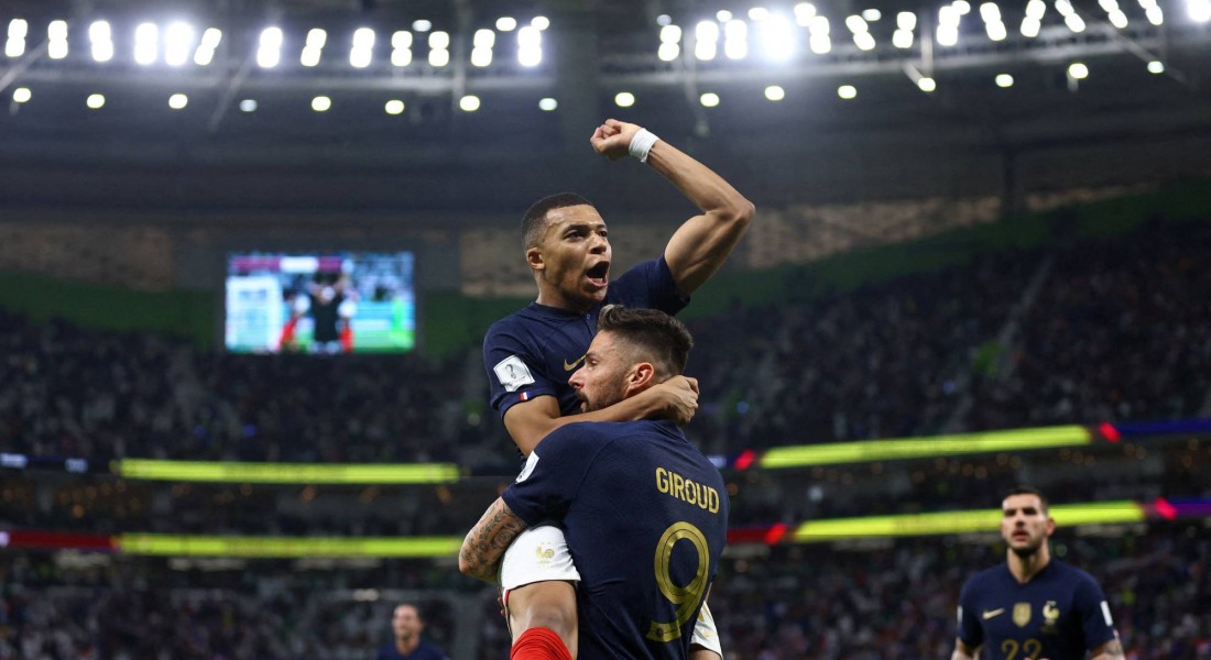 Soccer Football - FIFA World Cup Qatar 2022 - Round of 16 - France v Poland - Al Thumama Stadium, Doha, Qatar - December 4, 2022 France's Olivier Giroud celebrates scoring their first goal with teammate Kylian Mbappe REUTERS/Hannah Mckay     TPX IMAGES OF THE DAY